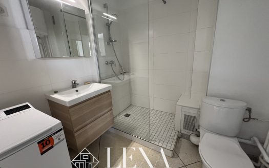 Studio rénové avec loggia, balcon, parking et cave Résidence sécurisé