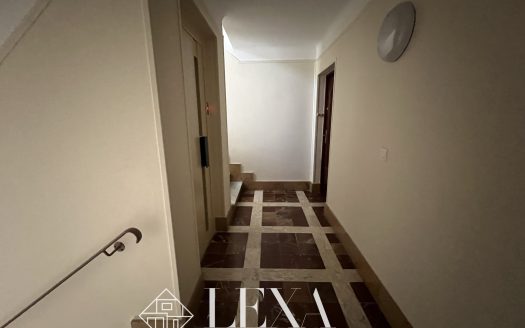 Studio rénové avec loggia, balcon, parking et cave Résidence sécurisé