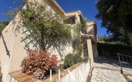 Maison dans village — 5 chambres, terrasse et jardin