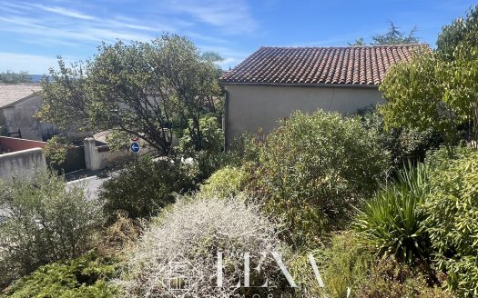 Maison dans village — 5 chambres, terrasse et jardin